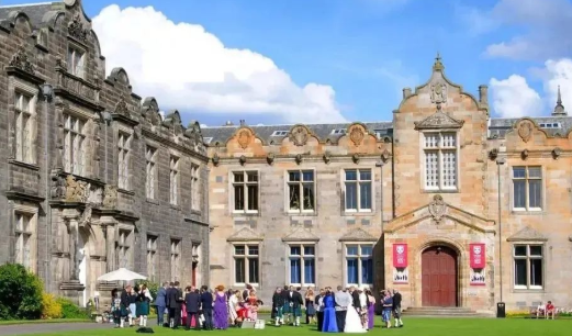 不能更卷！这些英国大学专业，雅思要求竟高达8分？！