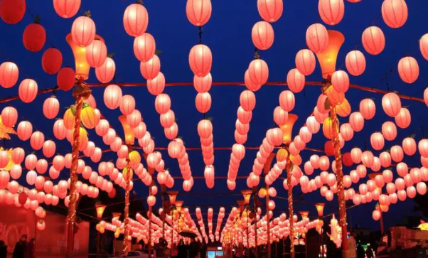 2022年4月21日雅思大作文示范写作 | 政府和个人花太多钱在节日上？