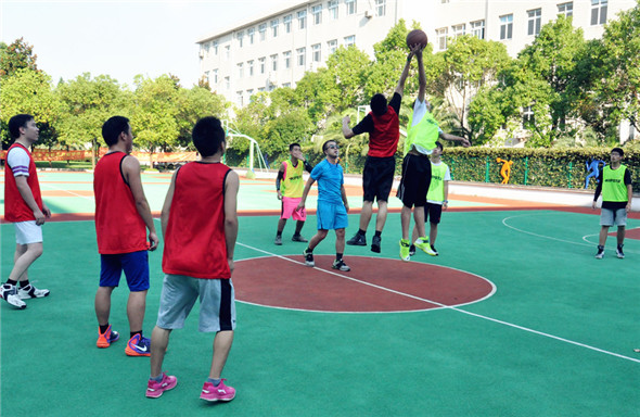 当青春无极限遇到久经沙场兵--记上海新航道2015年第五届师生篮球赛