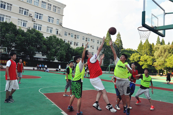 当青春无极限遇到久经沙场兵--记上海新航道2015年第五届师生篮球赛