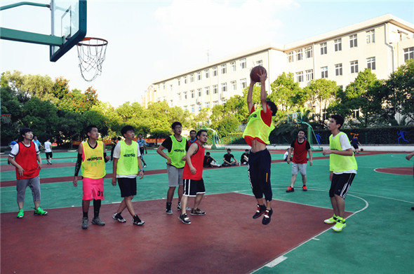 当青春无极限遇到久经沙场兵--记上海新航道2015年第五届师生篮球赛